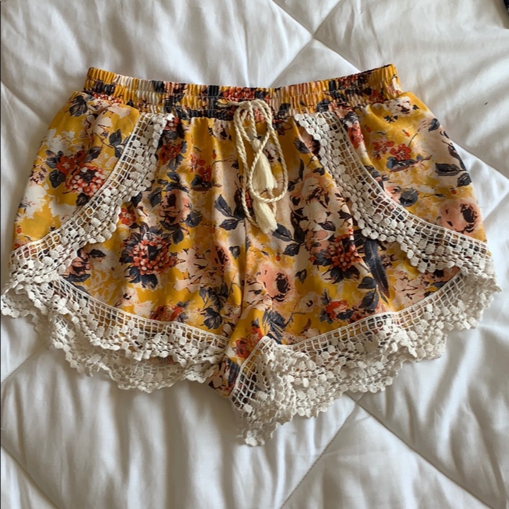Flowery boho shorty shorts